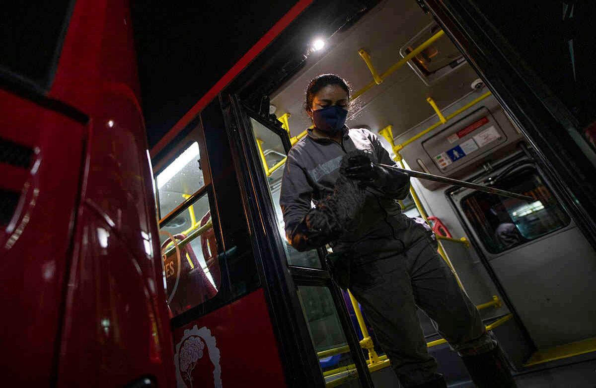 La limpieza se realiza con hipoclorito de sodio, desengrasantes, alcohol, agua y jabón, en las zonas donde los usuarios tocan con frecuencia para prevenir y mitigar el contagio del Coronavirus. Foto de Esteban Vega/SEMANA.