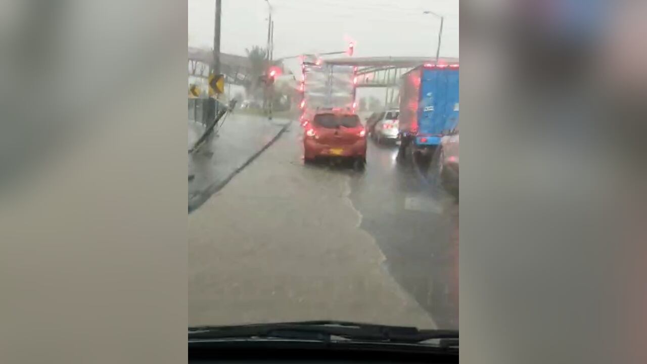 La situación ha generado un gran trancón en este punto.