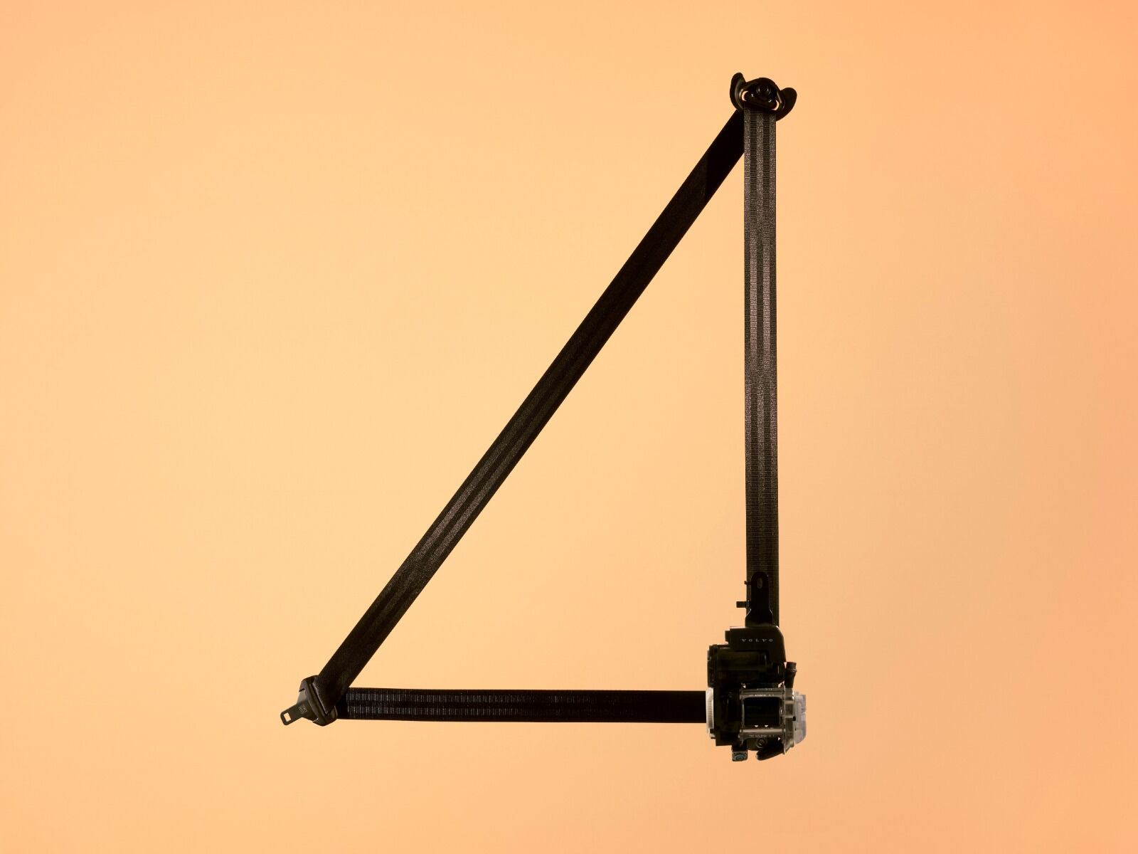 Volvo presentó su nuevo cinturón de seguridad multiadaptativo; funciona a partir de información recogida por sensores.