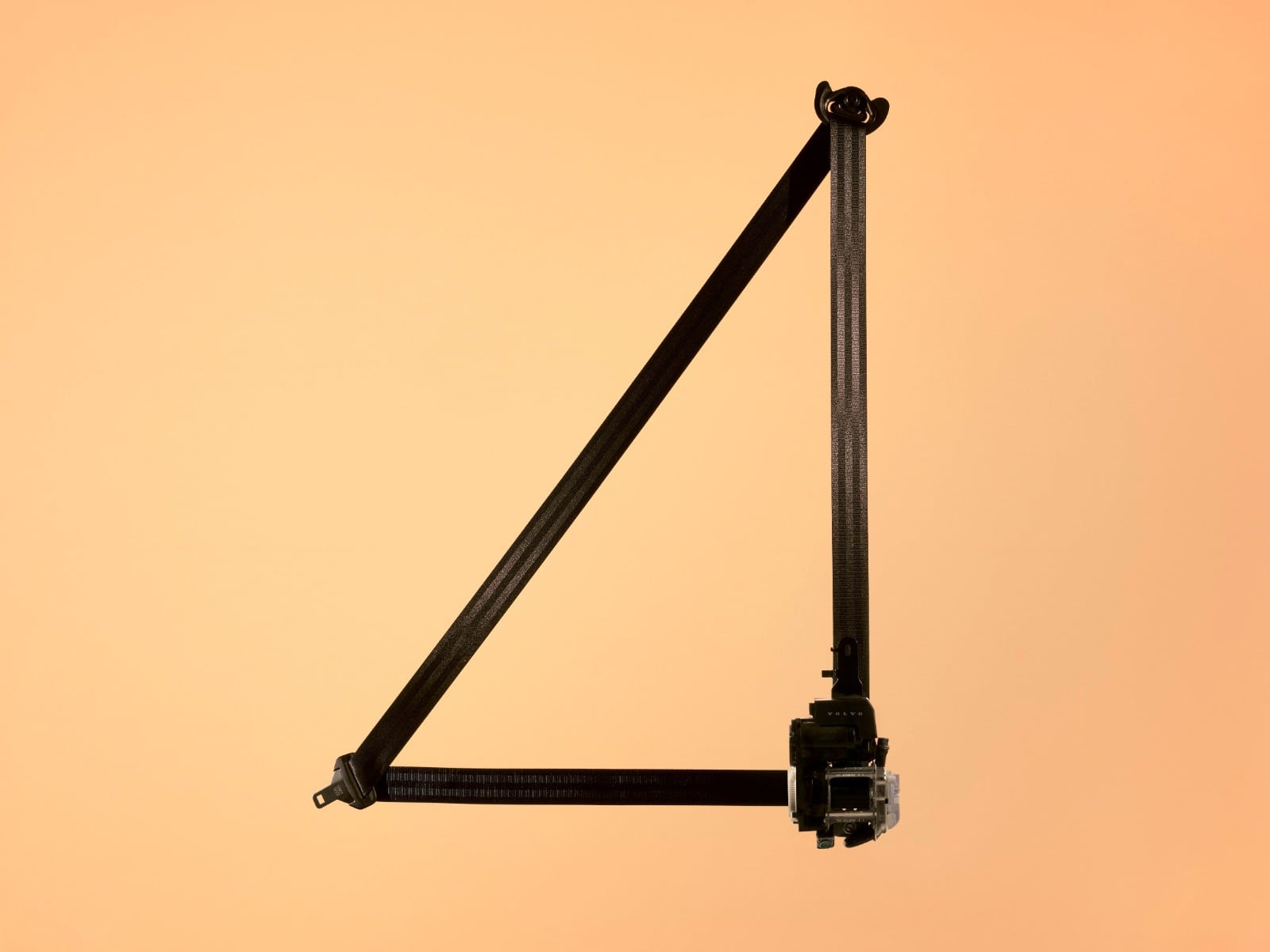 Volvo presentó su nuevo cinturón de seguridad multiadaptativo; funciona a partir de información recogida por sensores.