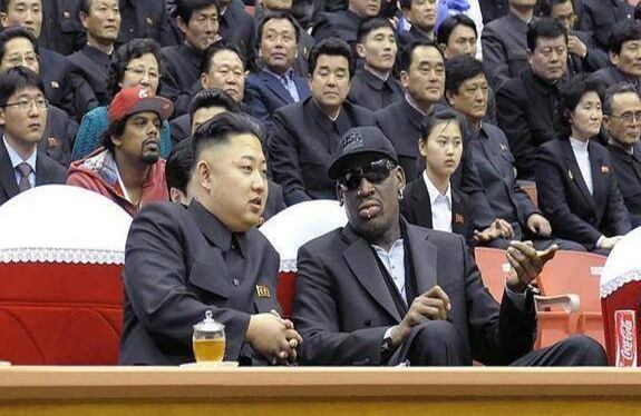 Kim es un gran fanático del baloncesto, así lo demuestra su estrecha amistad con Dennis Rodman, exjugador de los Detroit Pistons y los Chicago Bulls. Incluso durante la cumbre de Hanói con Donald Trump, Kim se descolgó solicitando que Estados Unidos envíe "jugadores de baloncesto famosos" como gesto para mejorar la relación entre ambos países. Foto: AFP. 