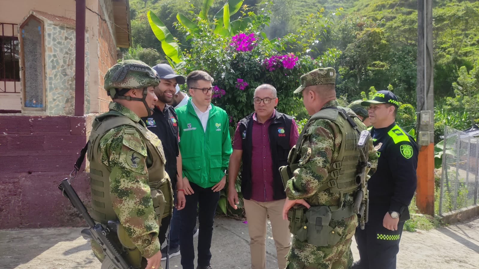 Grupos especiales adelantan la investigación en la zona donde fueron asesinadas las cuatro personas