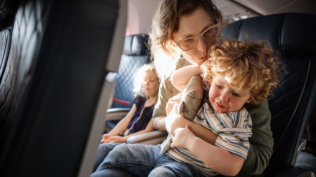 Con estos consejos puede tranquilizar a los pequeños que se asustan en medio de un vuelo.