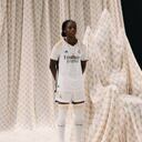 Linda Caicedo posó en varias escenas del video estreno de la camiseta del Real Madrid.