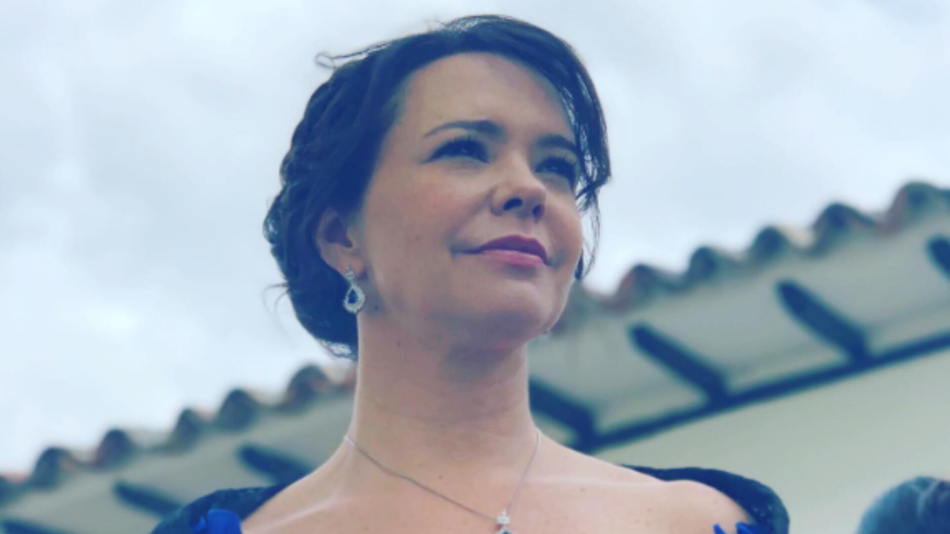 Natasha Klauss en vestido