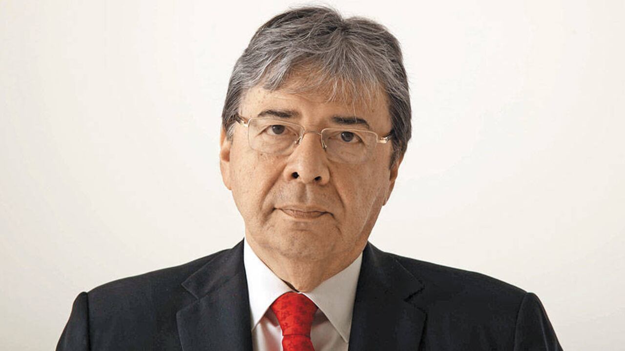 Carlos Holmes Trujillo.