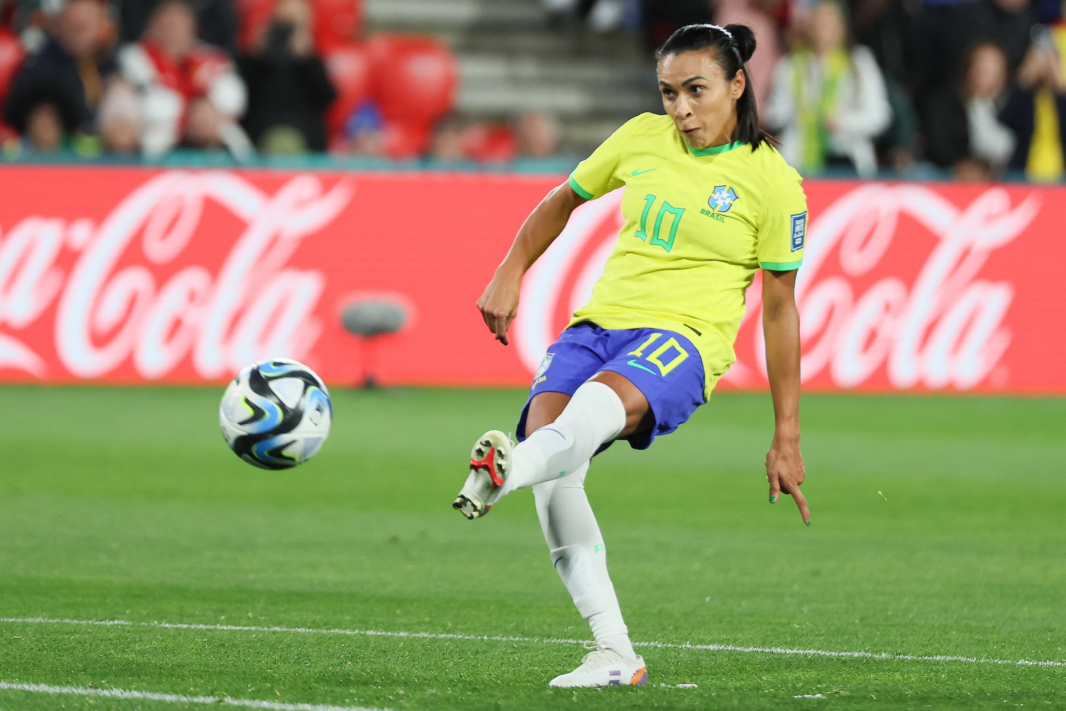 Marta de Brasil lanza un tiro libre durante el partido de fútbol del Grupo F de la Copa Mundial Femenina entre Brasil y Panamá en Adelaida, Australia, el lunes 24 de julio de 2023. (Foto AP/James Elsby)