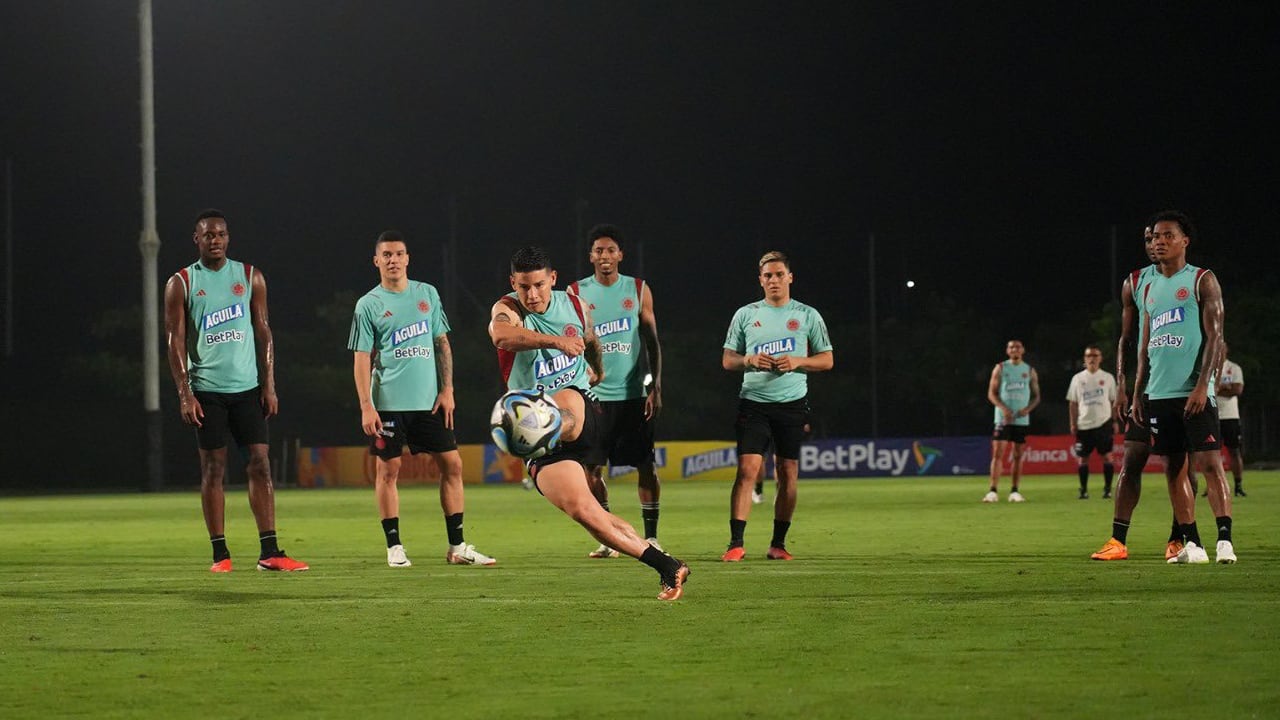 James Rodríguez se perfila a reemplazar a Jorge Carrascal en el medio.