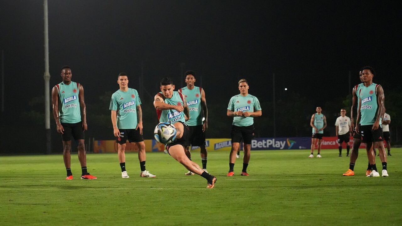 James Rodríguez se perfila a reemplazar a Jorge Carrascal en el medio.