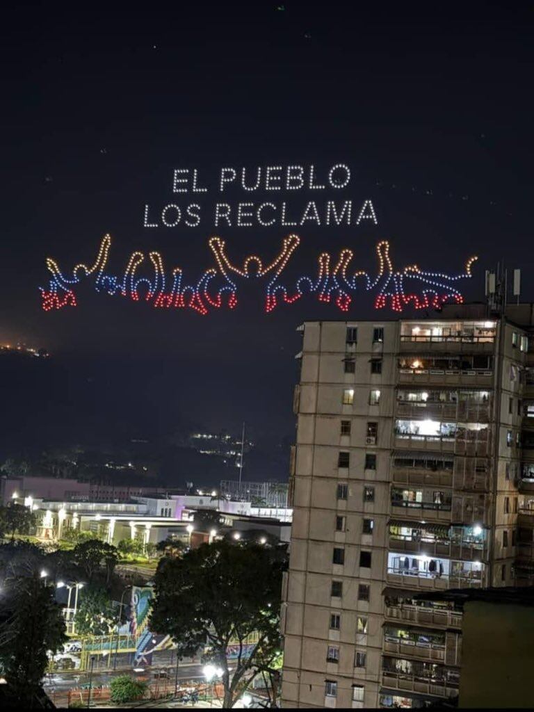 Imágenes de los drones que iluminaron Caracas el viernes 23 de enero.