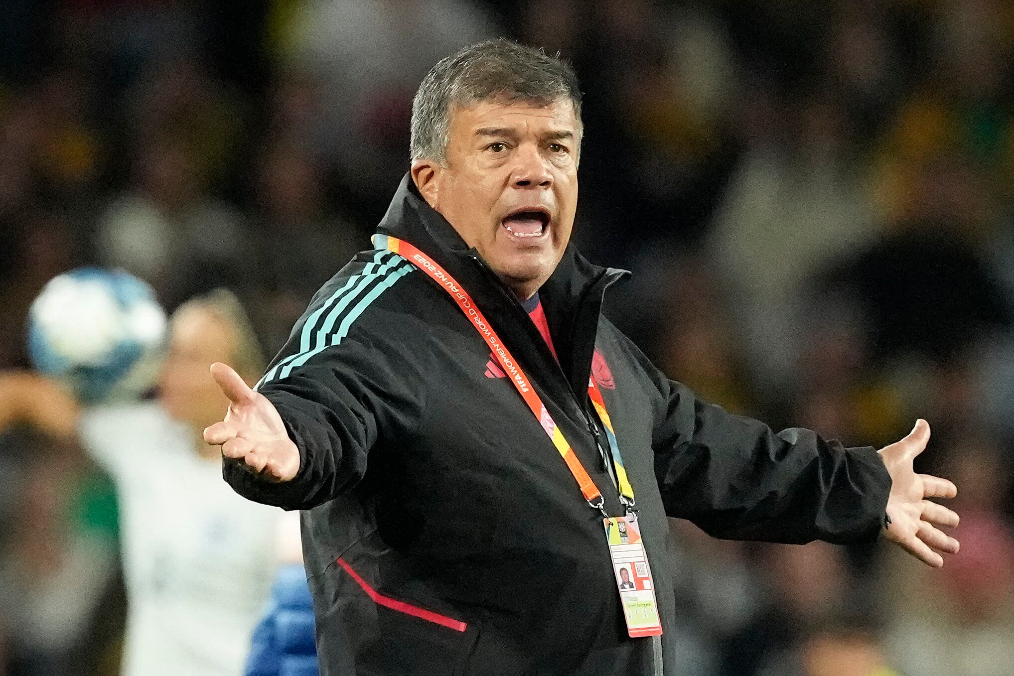El entrenador en jefe de Colombia, Nelson Abadía, reacciona durante el partido de cuartos de final de la Copa Mundial Femenina de fútbol entre Inglaterra y Colombia en el Estadio Australia en Sídney, Australia, el sábado 12 de agosto de 2023. (Foto AP/Mark Baker)