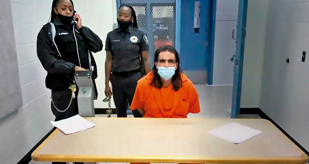  La imagen de Saab vestido de naranja le dio la vuelta al mundo, mientras que en Caracas le rendían homenajes de mártir de la revolución.