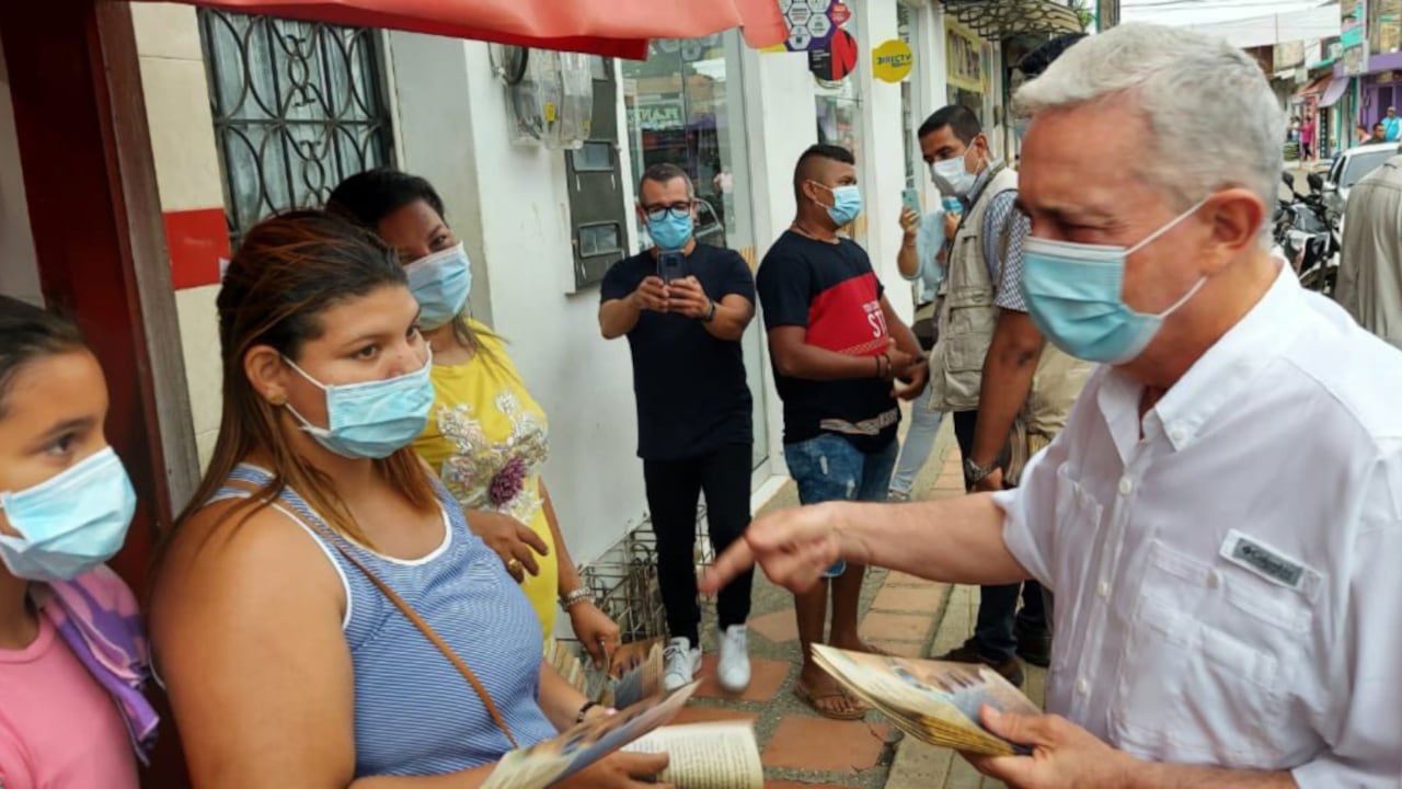 Álvaro Uribe está recorriendo Colombia para incentivar el voto al Centro Democrático.