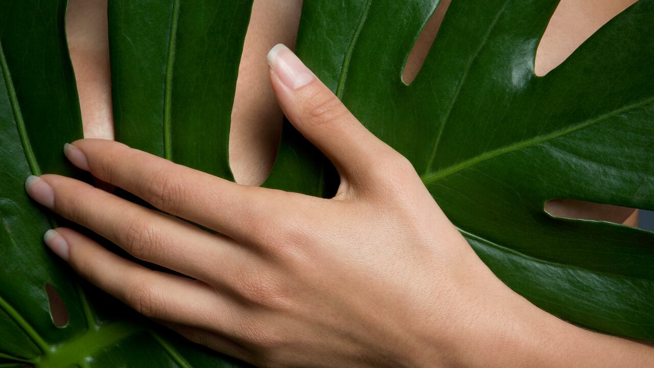 El uso de algunos esmaltes especiales puede contribuir a fortalecer las uñas.