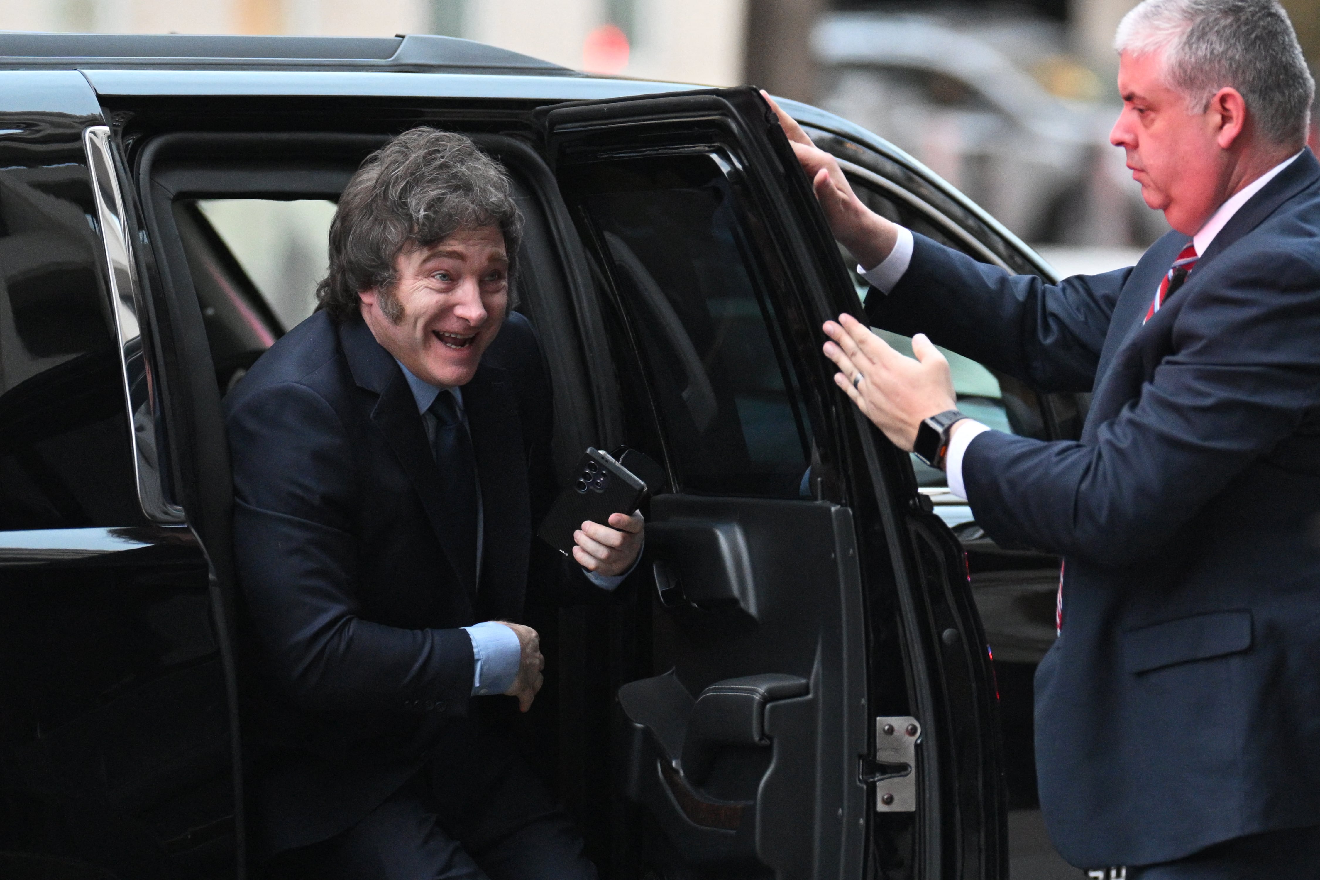 El presidente de Argentina, Javier Milei (izq.), llega a la sede del Fondo Monetario Internacional (FMI) en Washington, DC, el 20 de febrero de 2025. (Foto de Mandel NGAN / AFP)