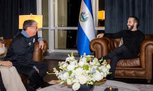 Hernán Darío Gómez, el 'Bolillo', y Nayib Bukele, presidente de El Salvador