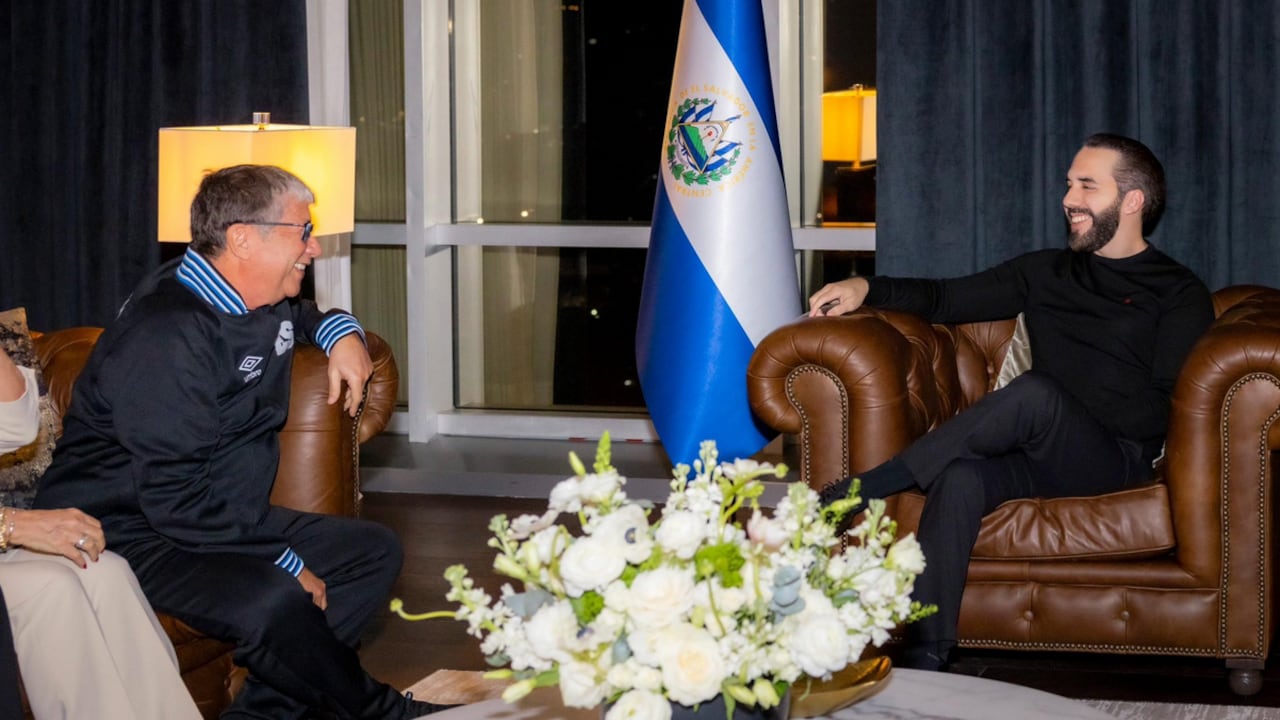 Hernán Darío Gómez, el 'Bolillo', y Nayib Bukele, presidente de El Salvador, reunidos en San Salvador, capital del país