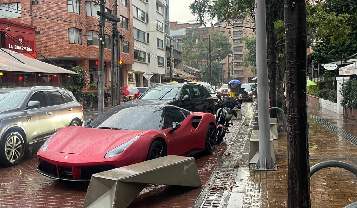 Denuncian Ferrari mal parqueado que causa trancón en el norte de Bogotá