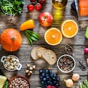 Fondos de comida: vista superior de una mesa rústica de madera llena de diferentes tipos de comida. La composición incluye filete de ternera crudo, filete de salmón crudo, frutas, verduras, queso, pan, huevos, legumbres, aceite de oliva y nueces. Foto de estudio DSRL tomada con Canon EOS 5D Mk II y Canon EF 70-200mm f/2.8L IS II USM Telephoto Zoom Lens