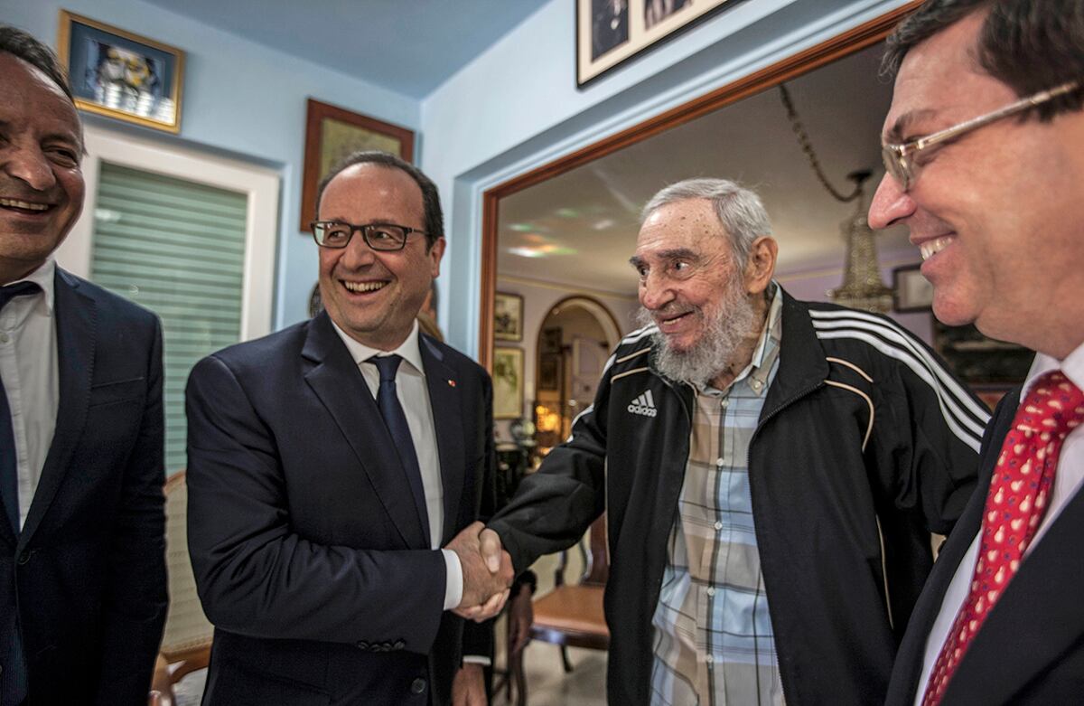 Fidel Castro, acompañado del ministro de exteriores, Bruno Rodríguez, saluda al presidente francés, François Hollande; en La Habana, Cuba. (AP/Alex Castro)