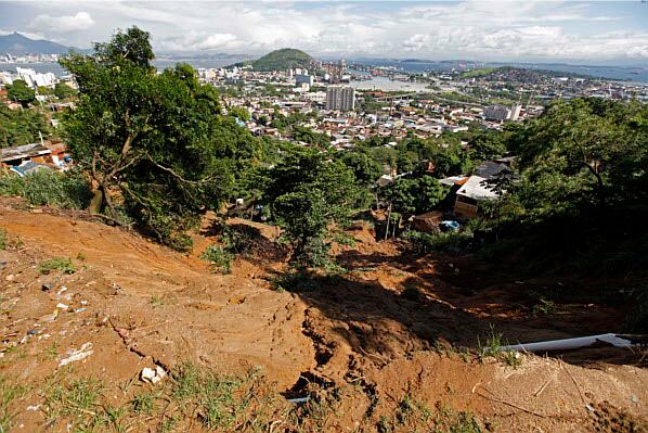 Lodo y escombros corrían por el morro Niteroi. Algunas personas murieron y varias viviendas y vehículos quedaron afectadas por la fuerza con que corría el derrumbe. 