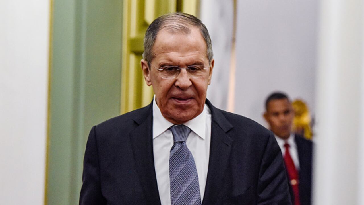 La entrega a Ucrania por parte del Reino Unido de municiones con uranio empobrecido, mencionada recientemente por una funcionaria británica, supondría un “serio” agravamiento del conflicto, advirtió este miércoles el ministro de Relaciones Exteriores ruso, Serguéi Lavrov.