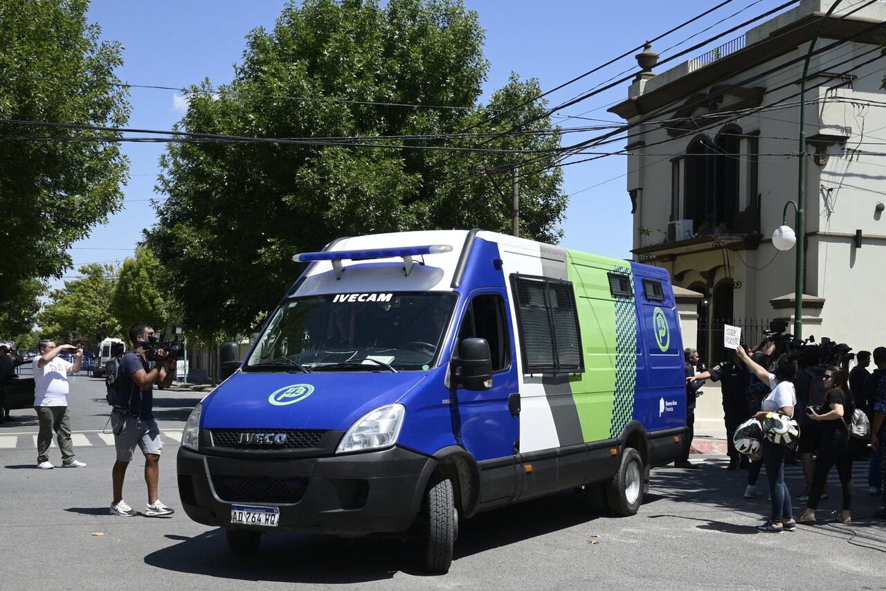 Un vehículo penitenciario transporta a los imputados por el asesinato de Fernando Báez Sosa al tribunal para la audiencia de sentencia en Dolores, provincia de Buenos Aires, Argentina el 6 de febrero de 2023. (Photo by JUAN MABROMATA / AFP)