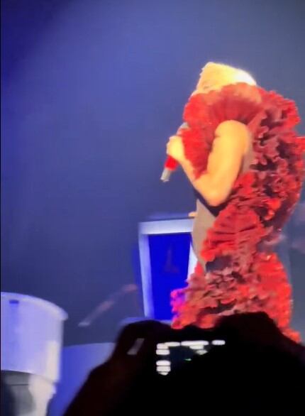 La cantante lució un vestido ajustado y su barriguita llamó la atención