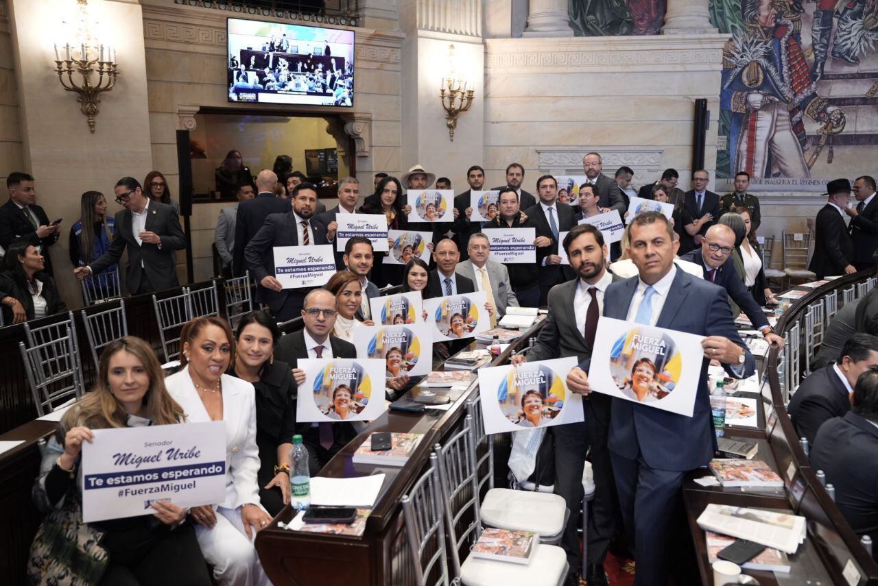 Congresistas del Centro Democrático enviando un mensaje de aliento al senador Miguel Uribe Turbay, el 20 de julio de 2025 en el Congreso de la República, en Bogotá