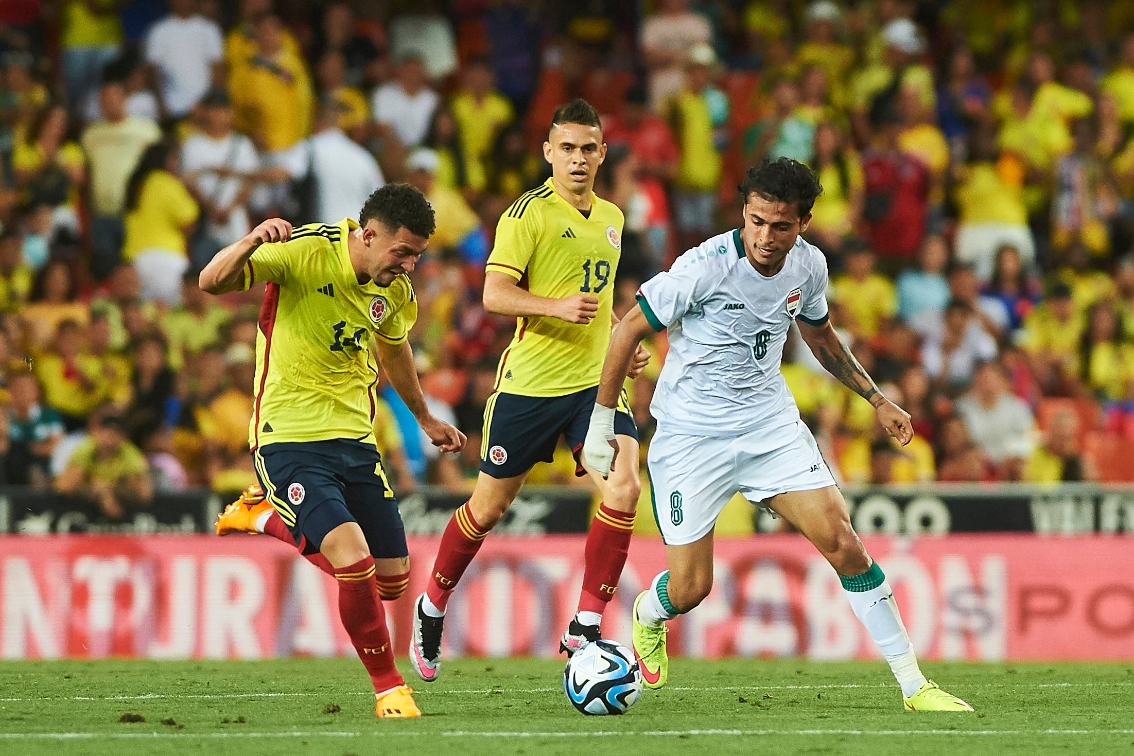 VALENCIA, ESPAÑA - 16 DE JUNIO: Andrés Salazar de Colombia y Al Kaabawi Ibrahim de Irak luchan por el balón durante el partido amistoso internacional entre Colombia e Irak en el Estadio Mestalla el 16 de junio de 2023 en Valencia, España. (Foto de María José Segovia/DeFodi Images vía Getty Images)