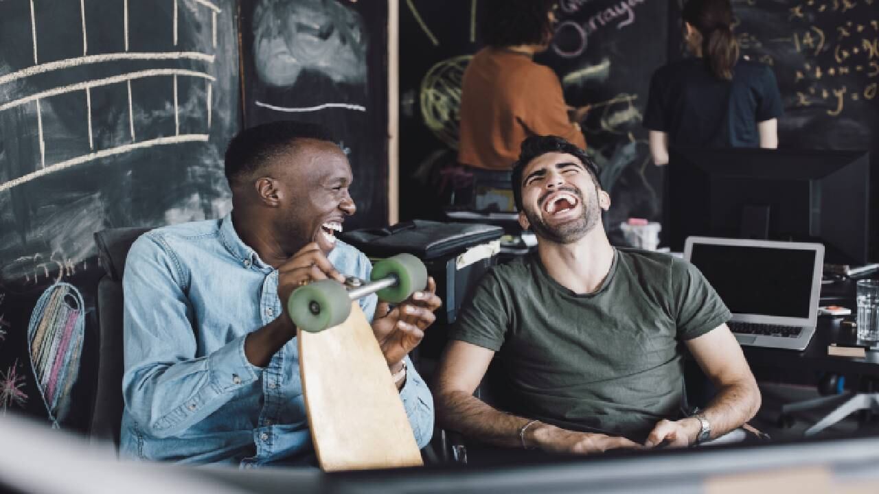 Las carcajadas ayudan a eliminar energía negativa del organismo. Foto Gettyimages.