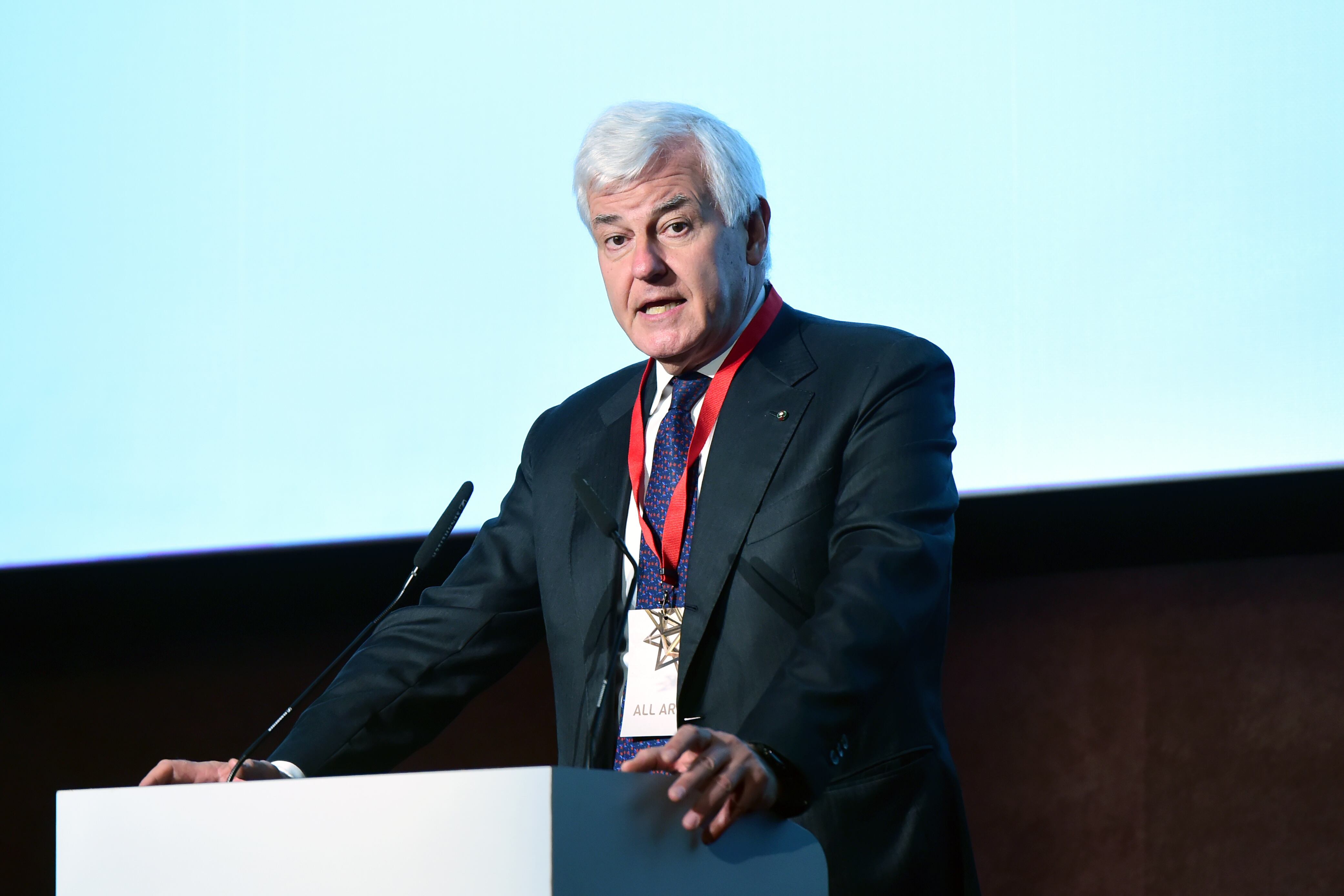 El CEO de Leonardo S.p.A. Alessandro Profumo habla durante la inauguración de las nuevas galerías Leonardo Da Vinci en el Museo Nazionale della Scienza e Tecnologia Leonardo Da Vinci el 9 de diciembre de 2019 en Milán, Italia.