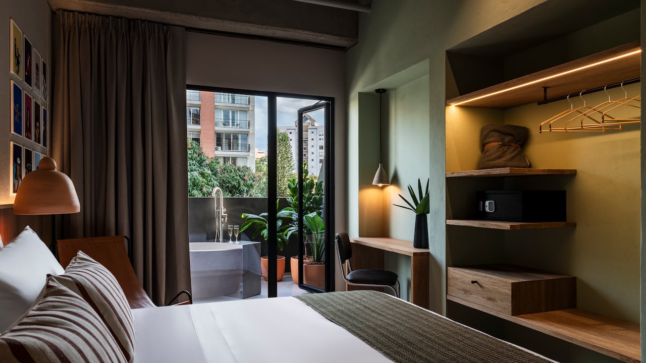 OBRA Hotels, en Medellín, un espacio para descansar, pero también para vivir el arte y la cultura local.