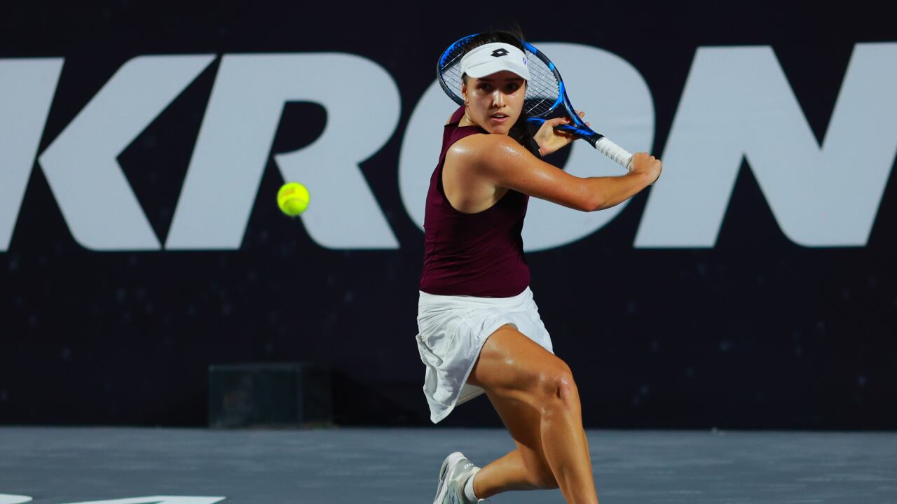 MERIDA, MEXICO - FEBRUARY 21: Camila Osorio of Colombia plays a backhand in the first round singles match against Magda Linette of Poland as part of the Merida Open Akron 2023 - Day 4 at Yucatan Country Club on February 21, 2023 in Merida, Mexico. (Photo by Getty Images/Marcos Dominguez/Jam Media)