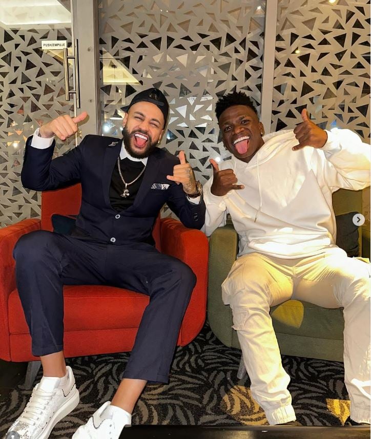 Su fama por el parecido con Vinicius traspasó fronteras. En la foto con Neymar.