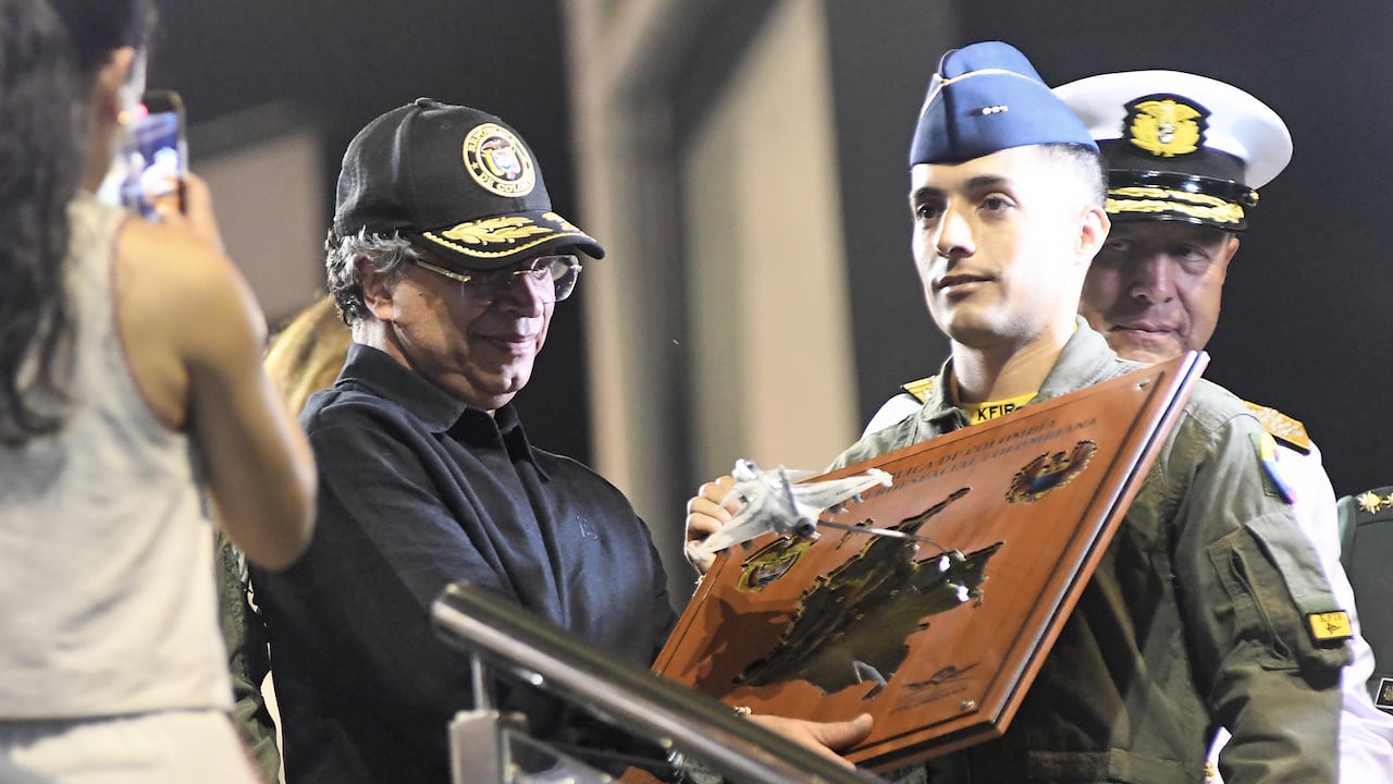 Fuerza Area 106 años, Gustavo Petro firma compra nuevos aviones Gripen. suecos.