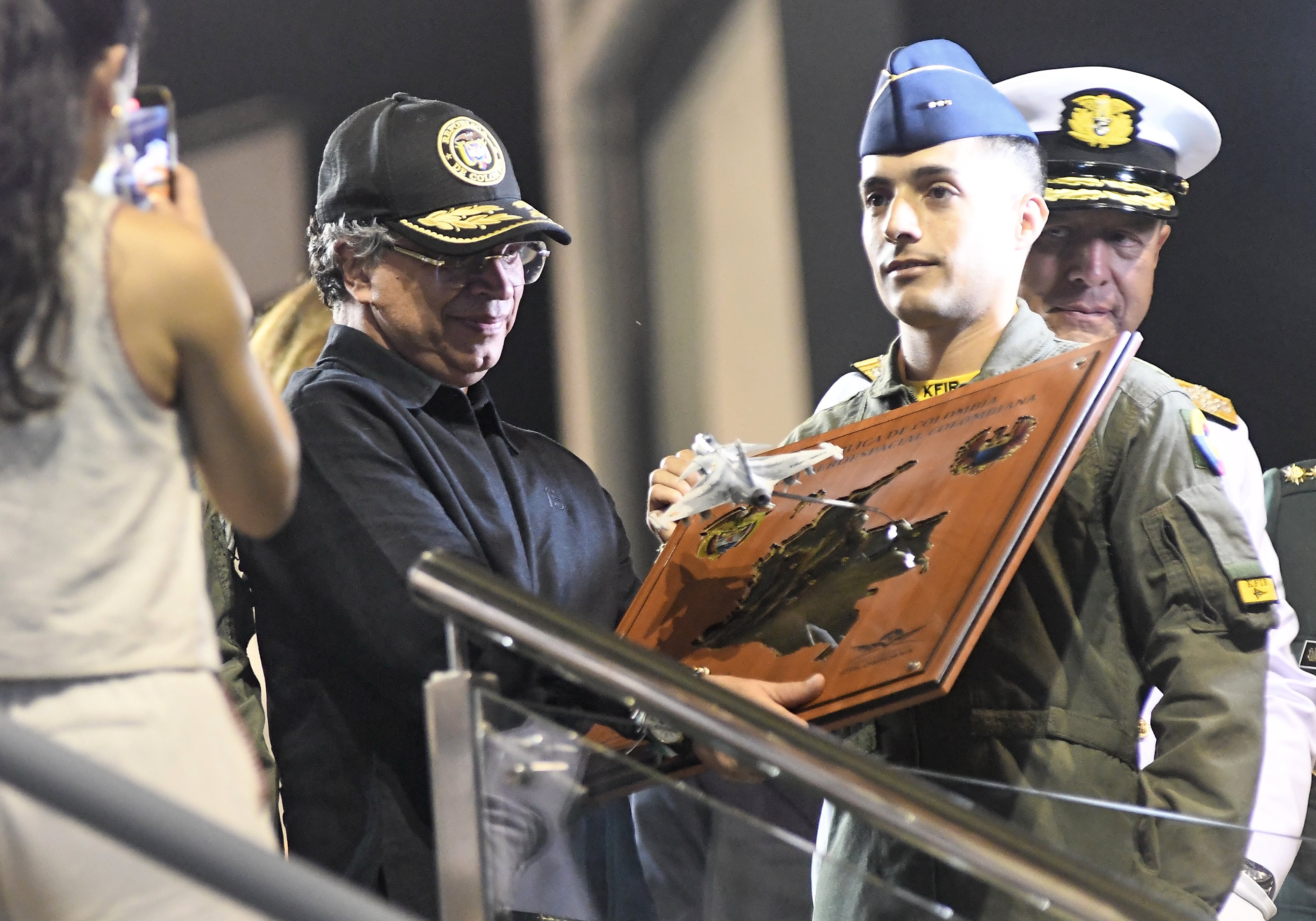 Fuerza Area 106 años, Gustavo Petro firma compra  nuevos aviones Gripen. suecos.