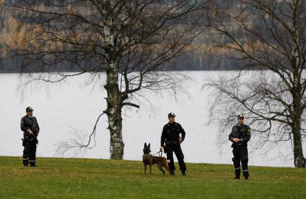 Policias de Noruega prestan guardia cerca al Hotel Hurdalsjoen, antes del encuentro de las dos delegaciones.
