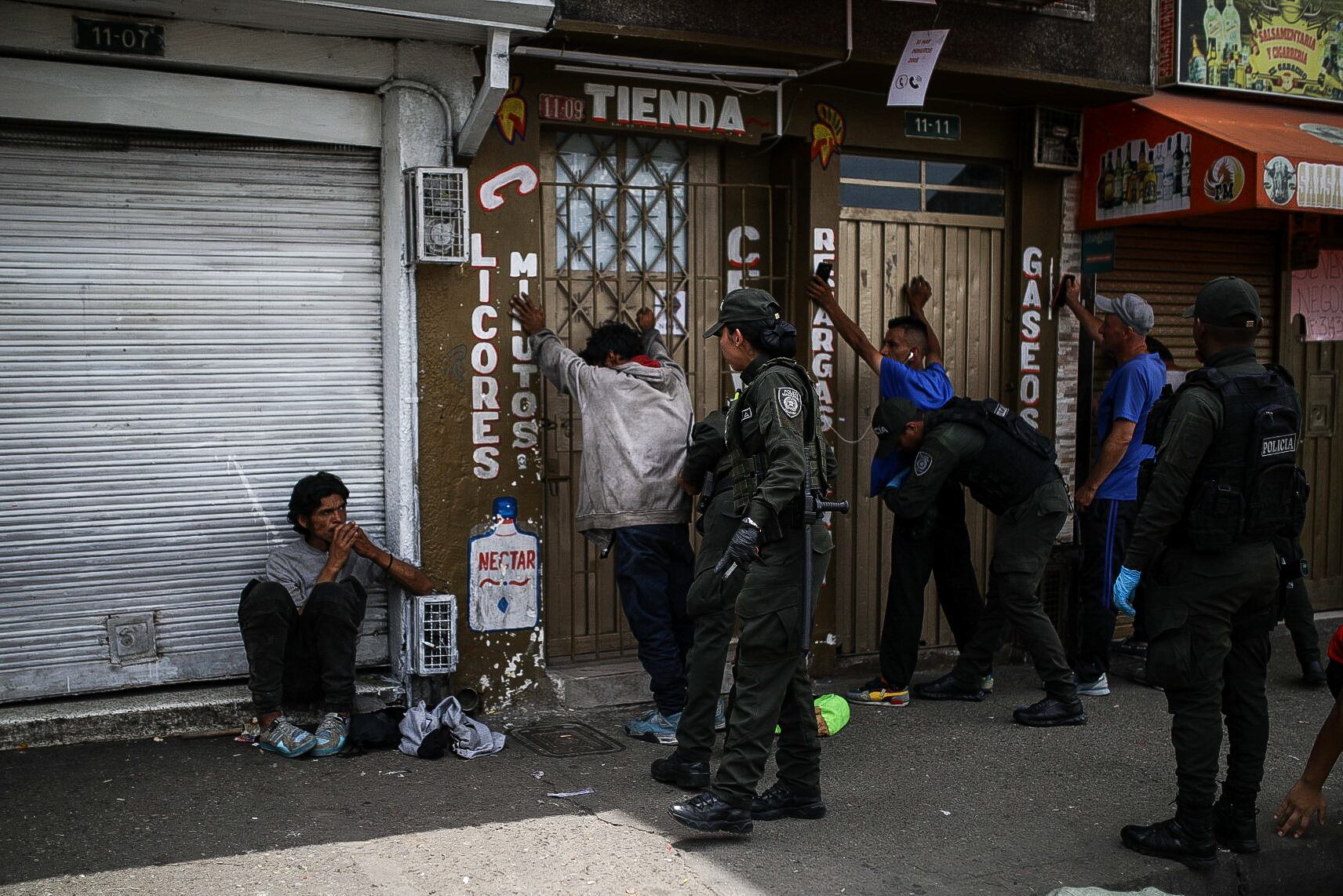 Intervención en el barrio san bernardo en el centro de Bogotá
Policía Nacional
Armas blancas y drogas
Habitante de calle