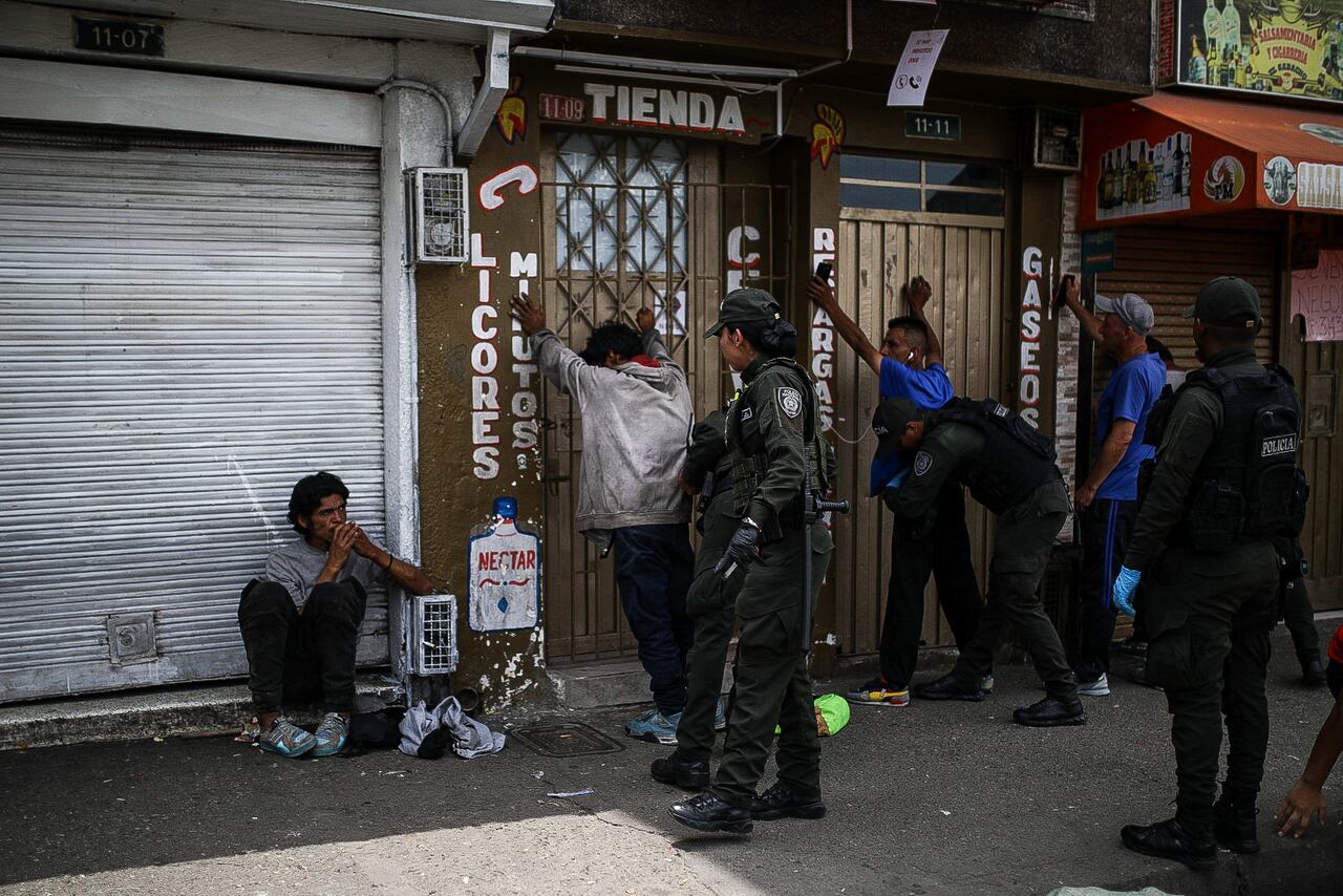Intervención en el barrio san bernardo en el centro de Bogotá
Policía Nacional
Armas blancas y drogas
Habitante de calle