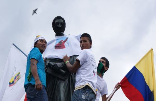 Bolívar vestido con la imagen de Hugo Chávez, quien también fue recordado en la marcha por los manifestantes y los  indígenas del Cauca. Fotografía: Edwin Tamayo / SEMANA