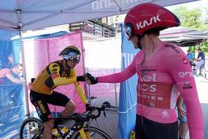 El saludo entre Roglic y Thomas