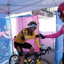 El saludo entre Roglic y Thomas