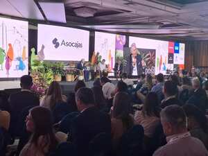 Jaime Alberto Cabal y Bruce Mac Master conversan con Jorge Alfredo Vargas en el Congreso de Asocajas en Medellín.