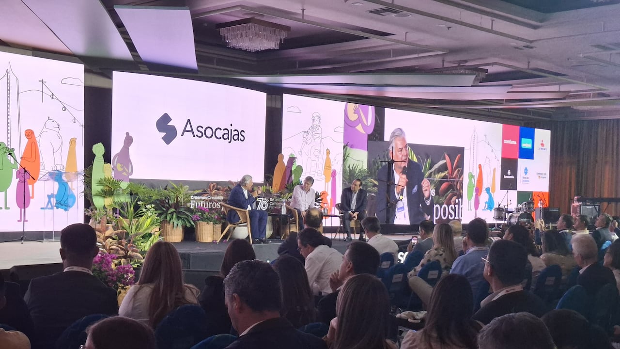Jaime Alberto Cabal y Bruce Mac Master conversan con Jorge Alfredo Vargas en el Congreso de Asocajas en Medellín.