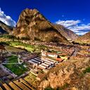 El sitio arqueológico Pinkuylluna se puede ver a lo lejos en las laderas de la montaña Pinkuylluna al otro lado del valle.