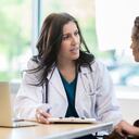 Los especialistas enfrenten una demanda de consultas muy alta y se vean obligados a atender más pacientes en menos tiempo.