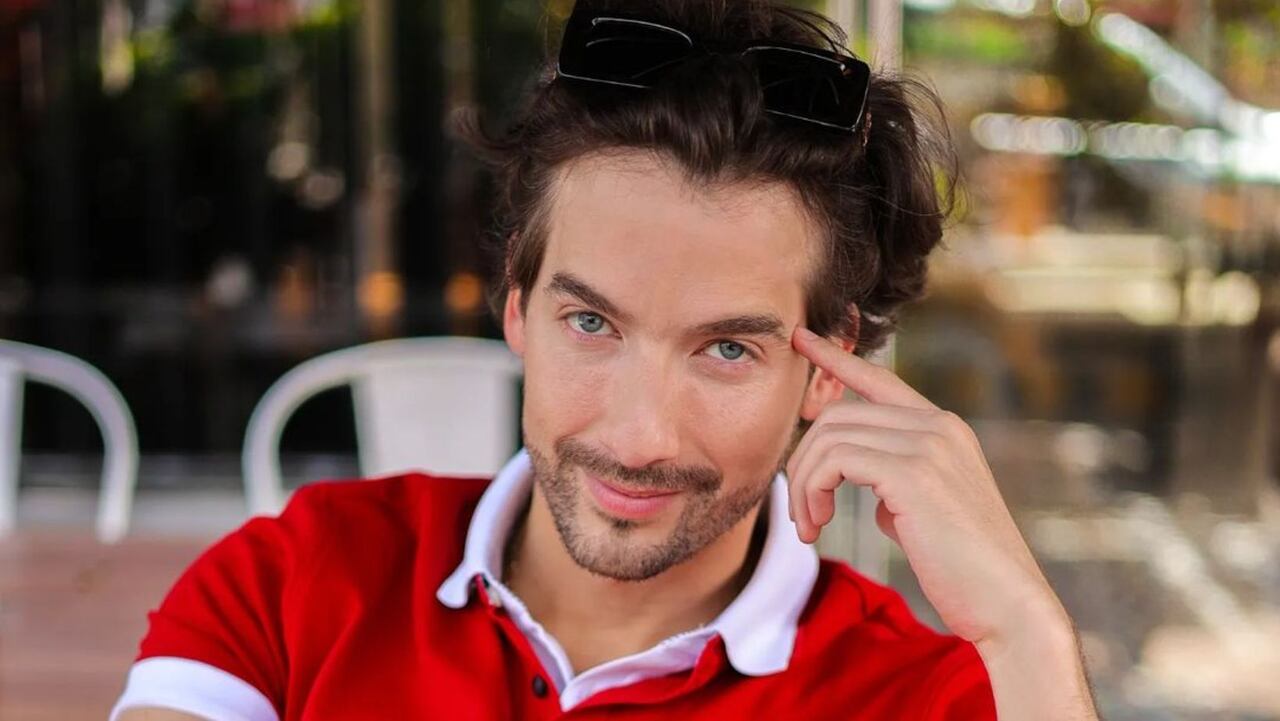 Carlos Torres no se quedó callado y lanzó ‘pícara’ respuesta a colega que lo llamó “vieja chismosa”