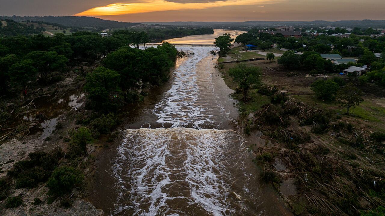 Vista aérea del atardecer sobre el río Guadalupe el 6 de julio de 2025 en Kerrville, Texas. Las fuertes lluvias provocaron graves inundaciones a lo largo del río Guadalupe, en el centro de Texas, dejando más de 80 muertos.