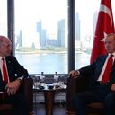 Presidente turco Recep Tayyip Erdogan (R), quien se encuentra en Nueva York para el 78º período de sesiones de la Asamblea General de las Naciones Unidas (ONU), recibe al primer ministro israelí, Benjamin Netanyahu (L), en la Casa Turca en Nueva York, Estados Unidos, el 19 de septiembre de 2023.
